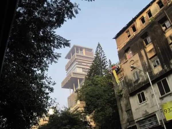 antilia-residence-mumbai-ambani-sharp-contrast-605x453