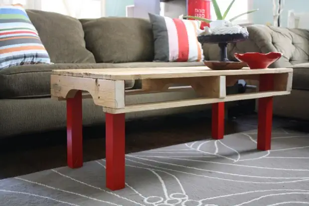pallete-coffee-table-red-base
