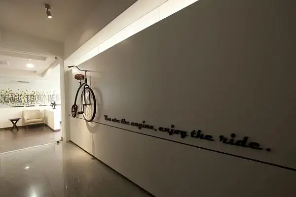 white-canvas-22-feet-office11