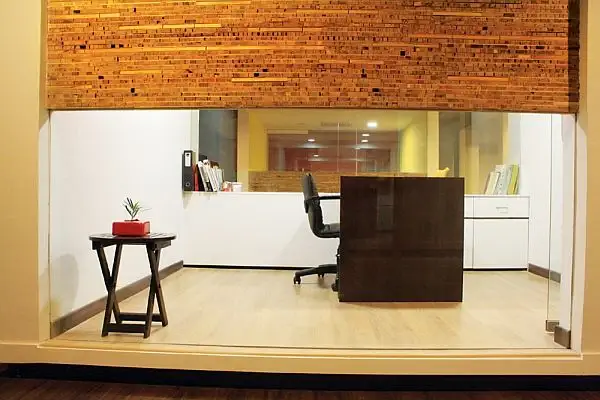 white-canvas-22-feet-office10