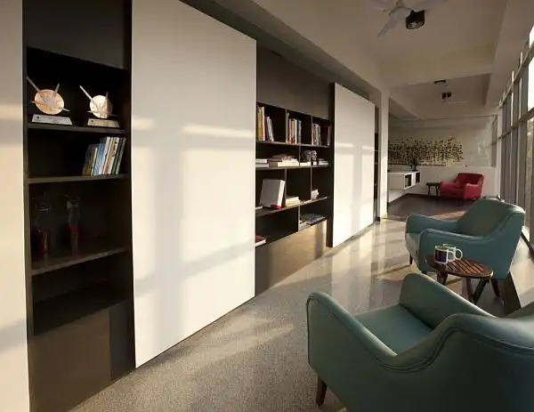 white-canvas-22-feet-office12