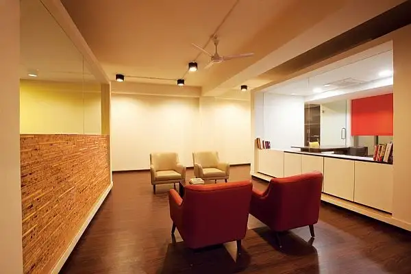 white-canvas-22-feet-office4