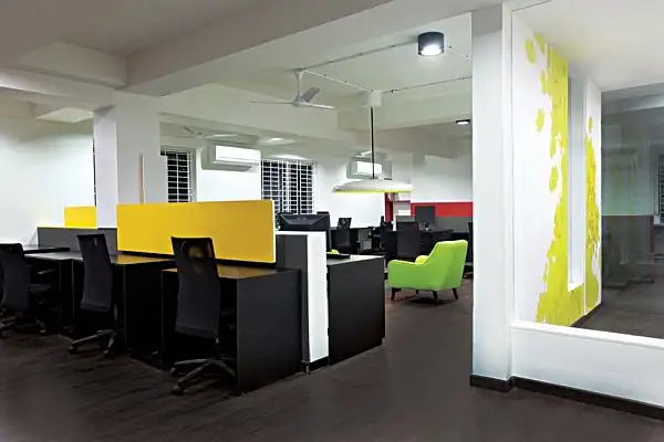 white-canvas-22-feet-office17