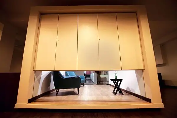 white-canvas-22-feet-office8