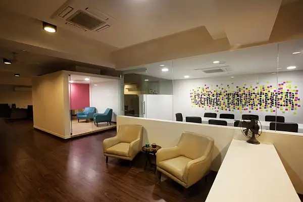 white-canvas-22-feet-office3