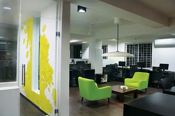 white-canvas-22-feet-office13