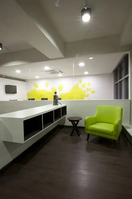 white-canvas-22-feet-office6