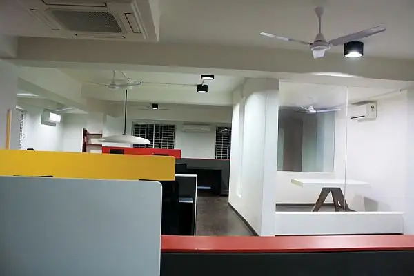 white-canvas-22-feet-office16