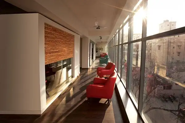 white-canvas-22-feet-office2