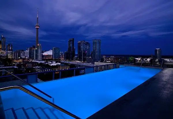 world-amazing-rooftop-pool-thopson-toronto-hotel