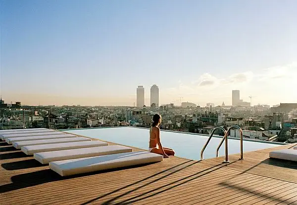 world-amazing-rooftop-pool-gran-hotel-central