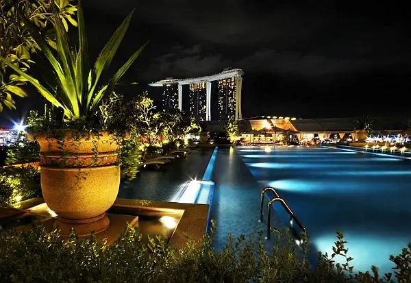world-amazing-rooftop-pool-fullerton-bay