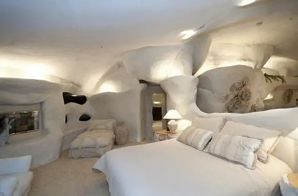 Flintstone-style-house-mountain-rock-building-bedroom1