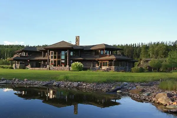 log-private-lake-house