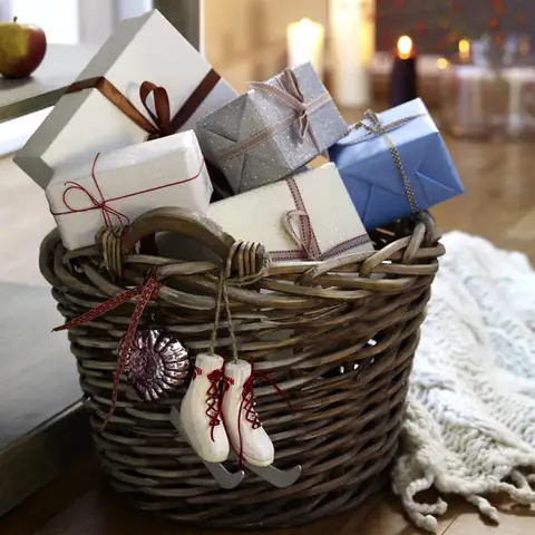 Weihnachten: Korb mit Geschenken