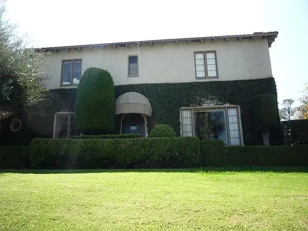 ivy-covered-cottage-picture8