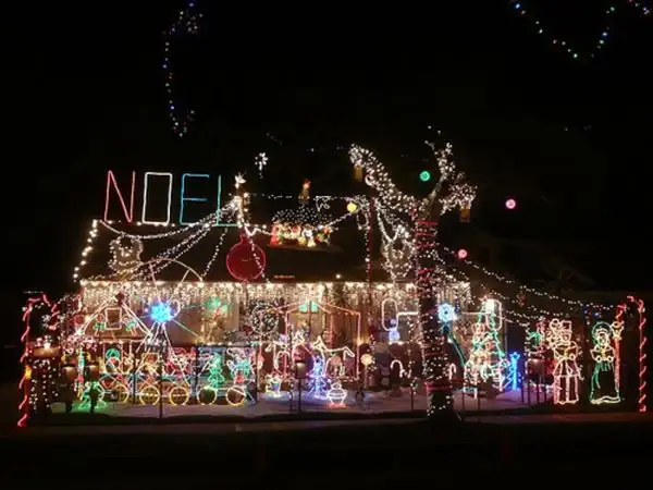 Outdoor-Christmas-Lights-House-Decorating-Ideas4