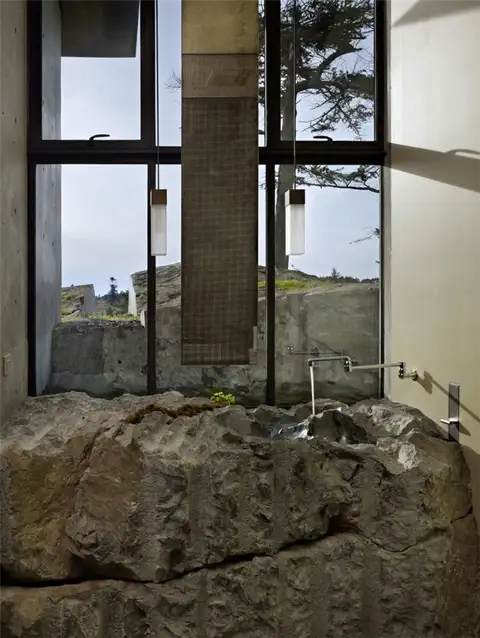 the-pierre-olson-kundig-architects-bathroom-bathtub-rock-design