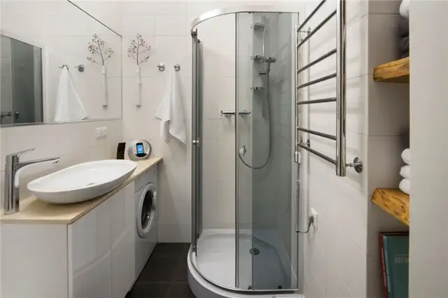 bachelor-haven-in-moscow-small-bathroom