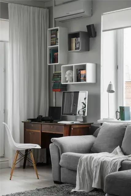 bachelor-haven-in-moscow-desk-gray-sofa