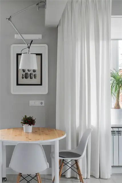 bachelor-haven-in-moscow-small-mid-century-chairs
