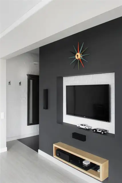 Compact-Bachelor-Haven-in-Moscow-TV-Wood-Shelf1