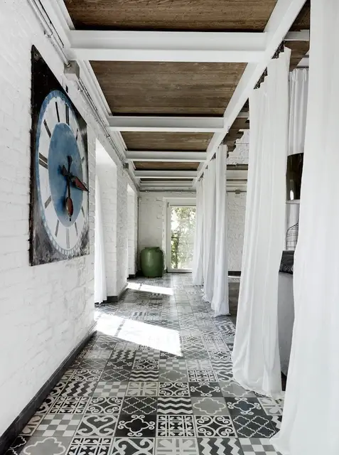 Paola-Navone-плиточный-пол-монохроматический