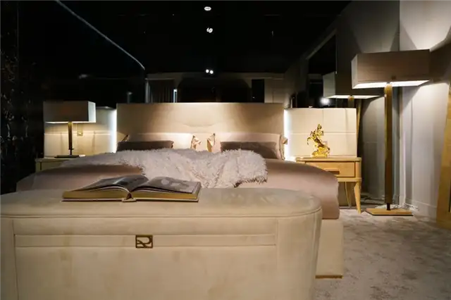 Дизайн спальни Luxu с кремовой скамьей для ног и торшером золотого цвета