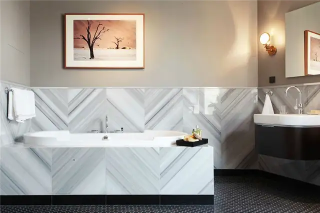 SOG Interiors Ванная комната с мраморной плиткой Chevorn
