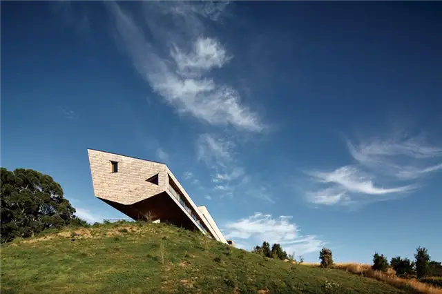 Бутик-отель с деревянной черепицей Mobil Arquitectos