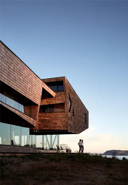 Отель Mobil Arquitectos с консольным объемом