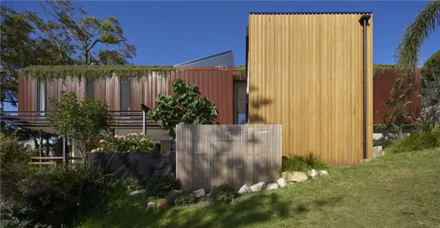 Bundeena Beach House by Grove Architects вид сзади