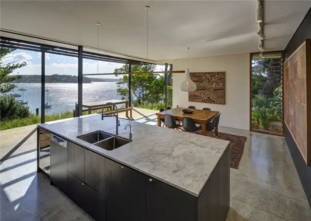 Кухня в доме Bundeena Beach House от Grove Architects