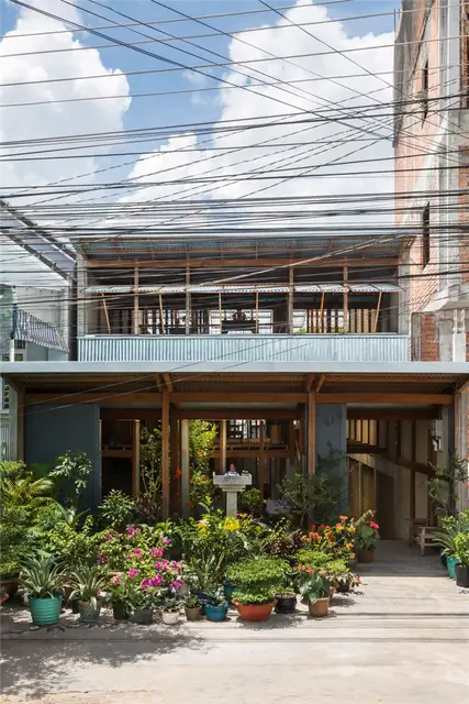 Экстерьер Nishizawa Architects из гофрированных металлических панелей