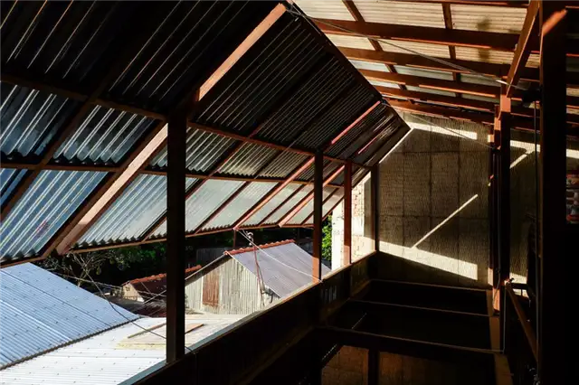 Складной фасад Nishizawa Architects Коричневые металлические панели