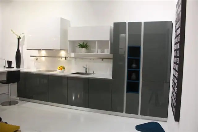 Белые и серые лакированные кухонные шкафы - смелые синие пятна