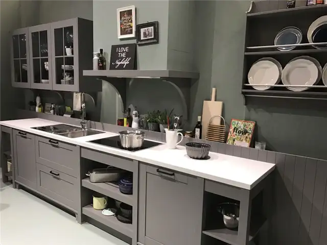 Серые кухонные шкафы со стеклянными дверцами