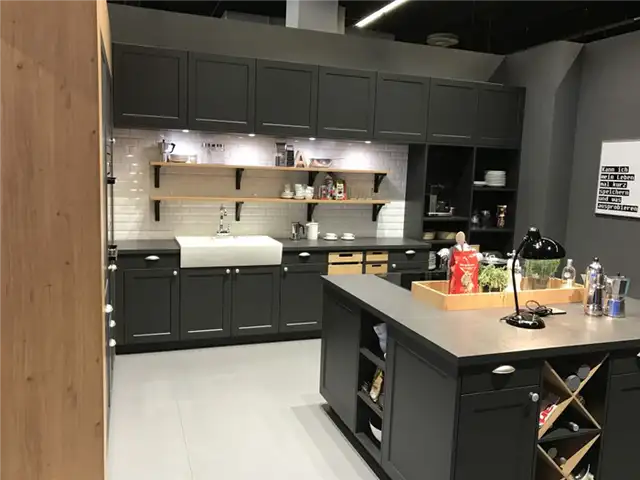 Белая кухонная заставка в стиле метро и серые шкафы