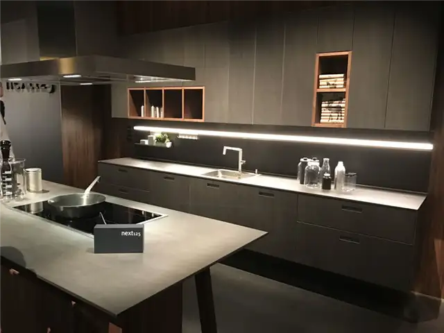 Дизайн планировки серой кухни с небольшими ящиками для хранения