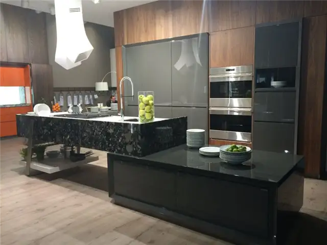Лакированные кухонные шкафы с мраморными и коричневыми акцентами