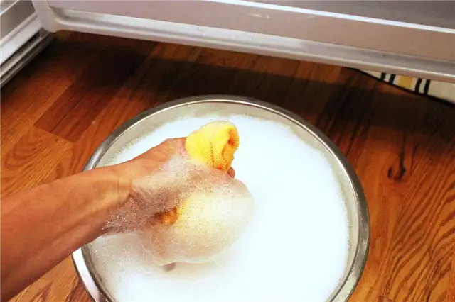 Возьмите большую миску с горячей мыльной водой