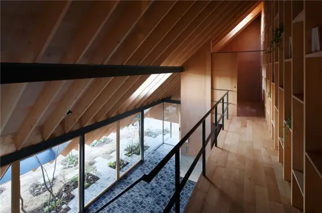 Дом Eaves House от mA-style architects наверху