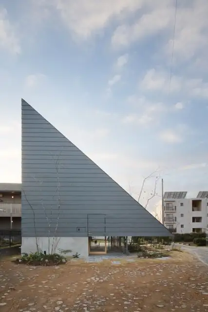 Eaves House от mA-style architects вид сбоку