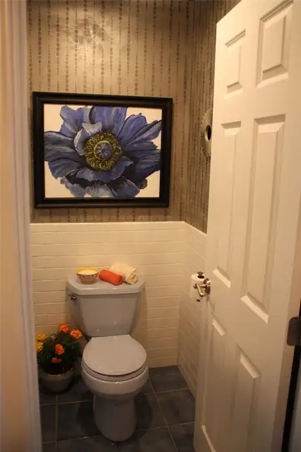 Туалетная комната Bathroon с настенным искусством