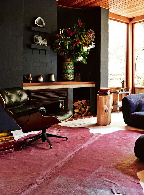 Гостиная в мужском стиле с креслом eames lounge