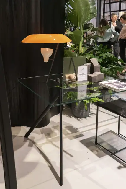 Дизайнерский стол Alias furniture со стеклянной столешницей - сухой