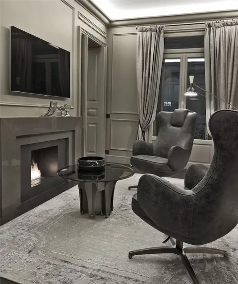 La Maison Boutique - камин с телевизором над ним
