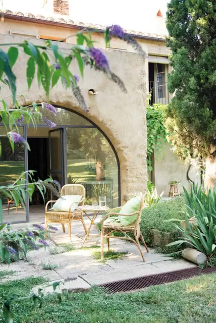 Испанский дом Каталонии уютный внутренний дворик 684x1024