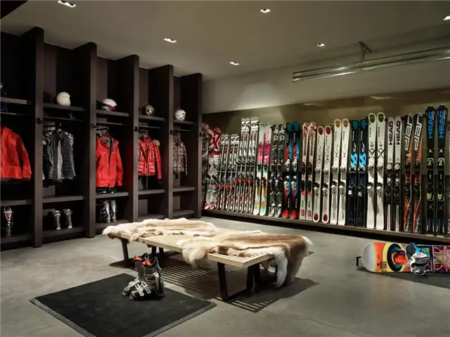 Whistler Ski House Olson Kunding Cabin - комната для переодевания лыж