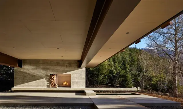 Whistler Ski House Olson Kunding Cabin - каминная зона на открытом воздухе